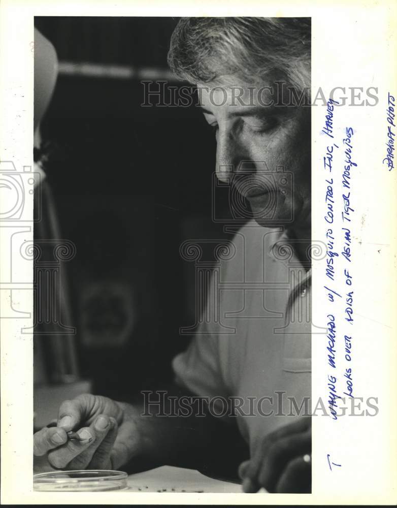 1988 Press Photo Wayne Machado of Mosquito Control Incorporated - Historic Images