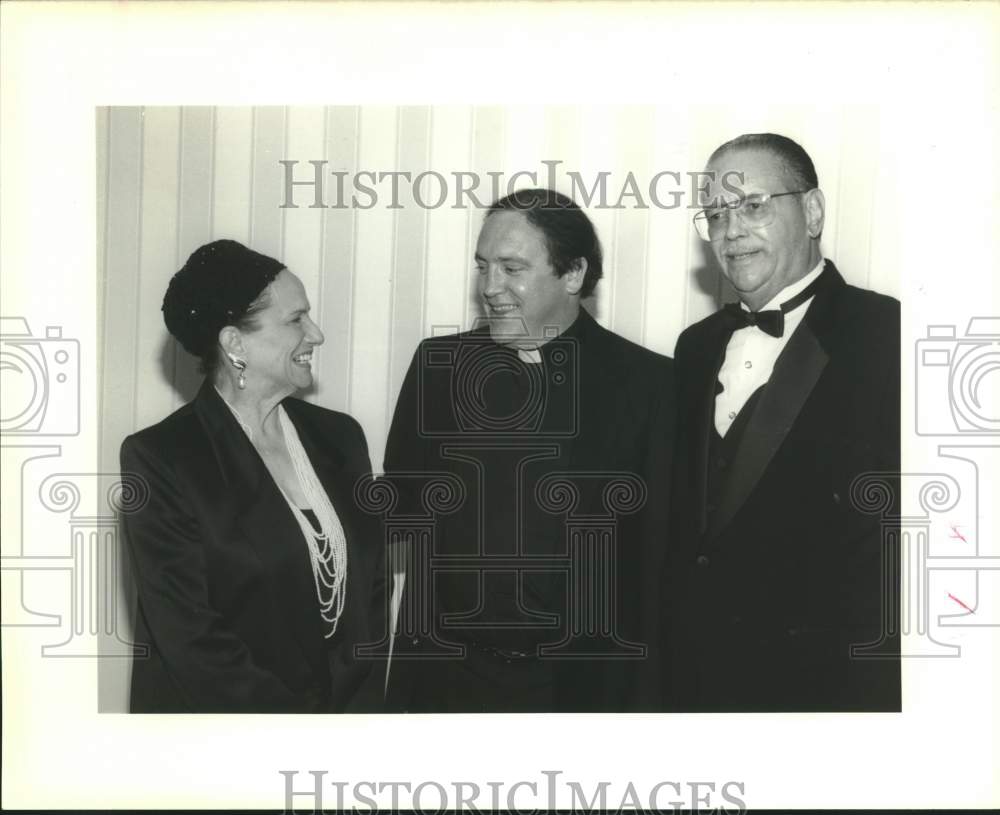 1989 Press Photo Marie Hodgins, Fr. George Lundy and Charles Hodgins at dinner - Historic Images