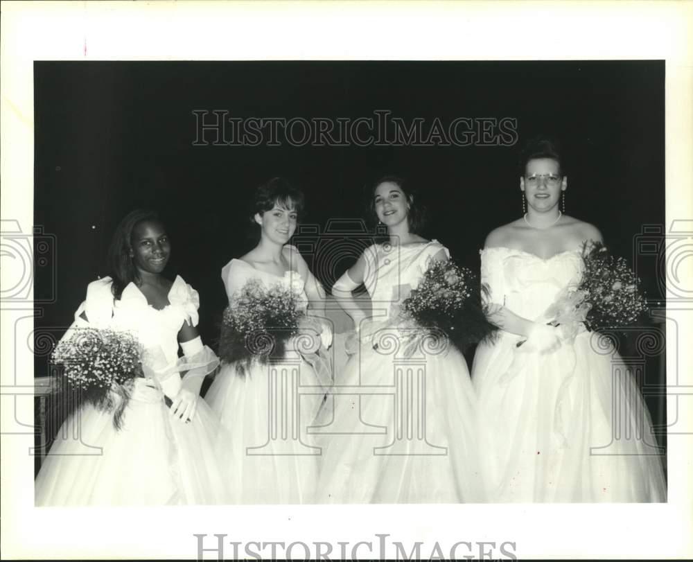 1995 Press Photo Julia Lundy, Tiffany Fortunato and others at Lafren Cotillion - Historic Images