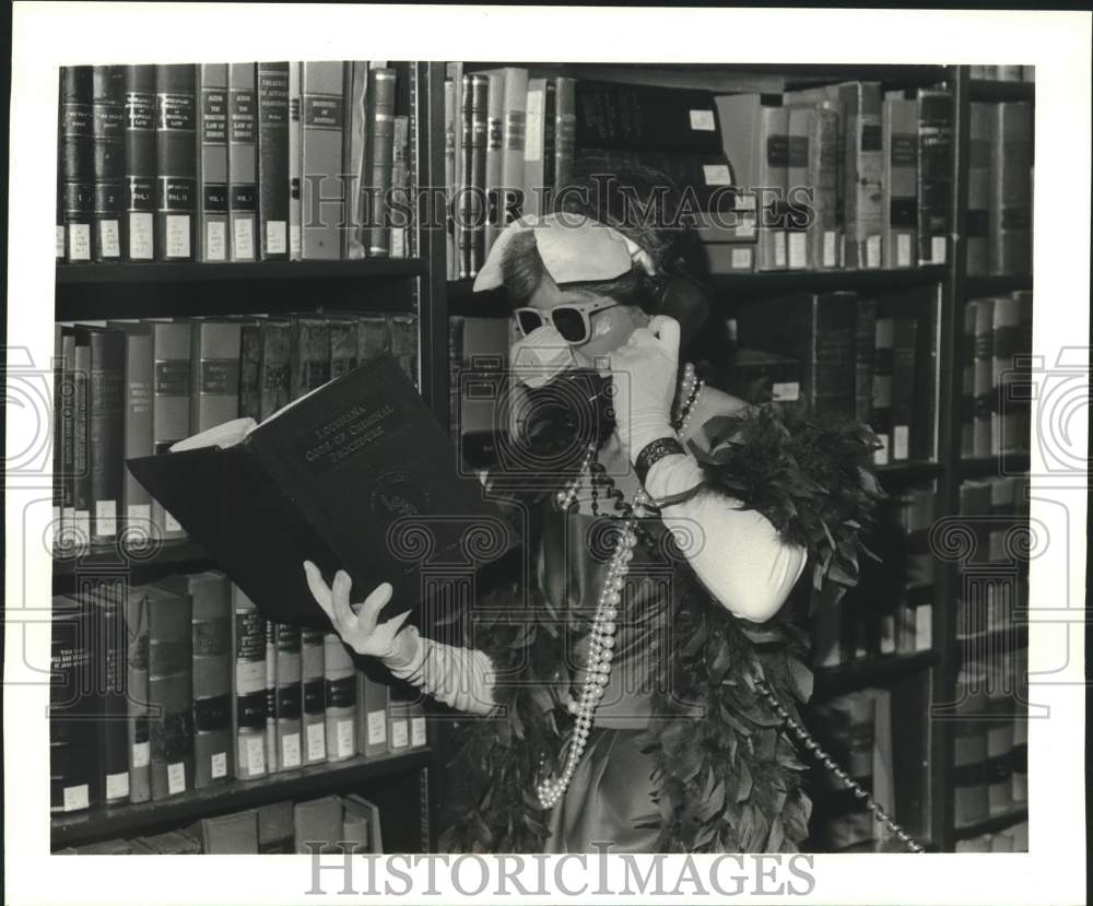 1987 Press Photo Lundi Gras masker Carol Billings works at the Law Library - Historic Images