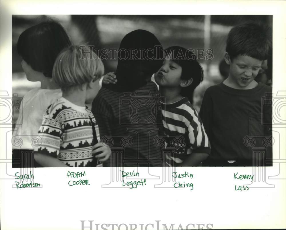 1992 Press Photo Justin Ching teases Devin Leggett as other kids wait in line - Historic Images