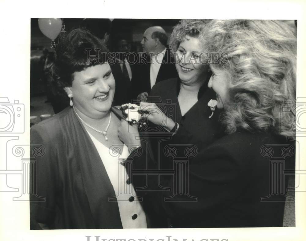 1995 Press Photo Red Cross Volunteer of Year Angel Luscy with Judy Hoffmeister - Historic Images