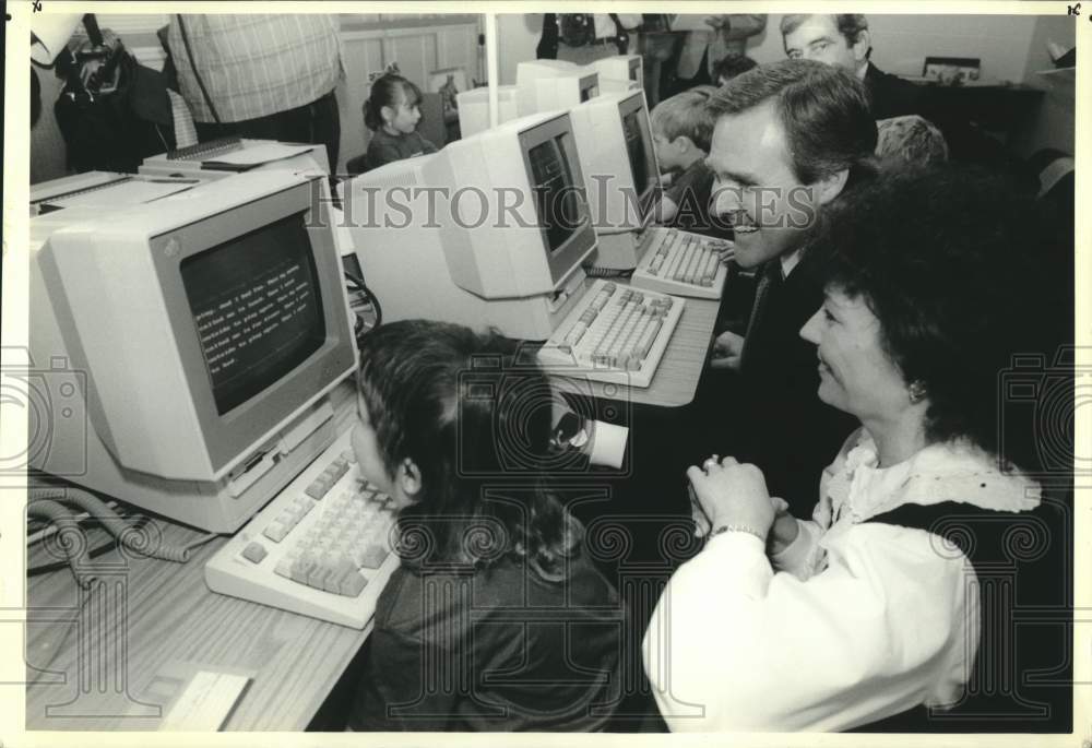 1990 Press Photo Teachers supervise kindergarten student at computer - Historic Images