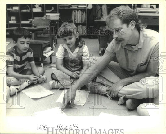 1989 Press Photo Writer-in-Residence, Jeff Maas works with Mandeville students - Historic Images