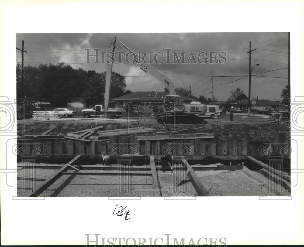 1994 Press Photo Jefferson Parish repairs bad spots on Loyola Drive in Kenner - Historic Images