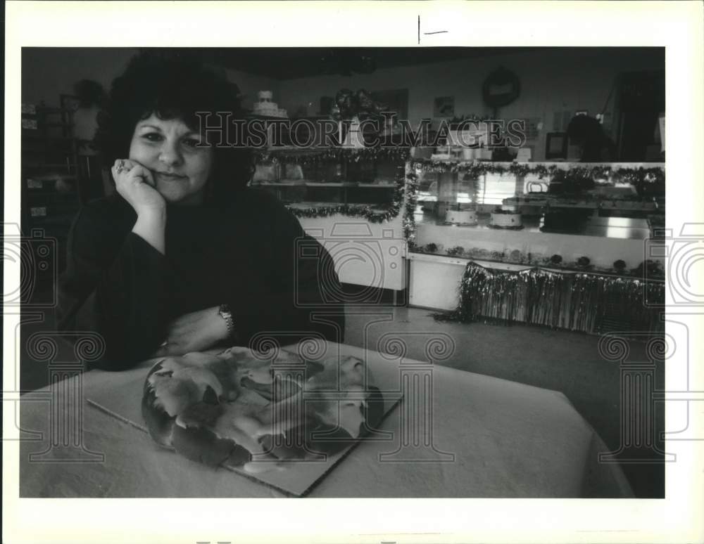 1994 Press Photo Marguerite Riehm at her bakery on Williams Boulevard - Historic Images