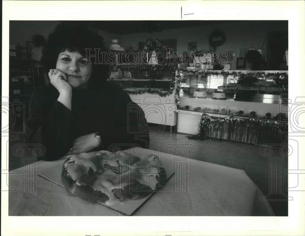1994 Press Photo Marguerite Riehm at her bakery on Williams Boulevard ...