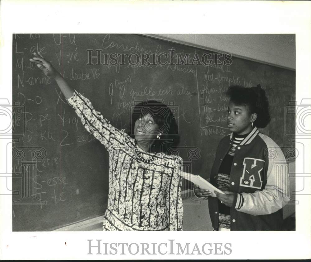 1987 Press Photo Teacher Carolyn Love with student at J.F. Kennedy High School - Historic Images