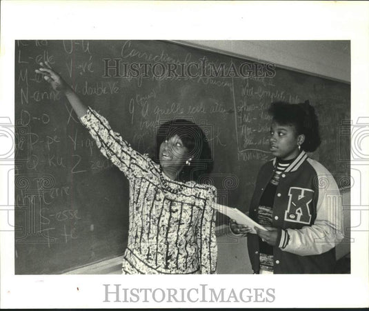1987 Press Photo Teacher Carolyn Love with student at J.F. Kennedy High School - Historic Images