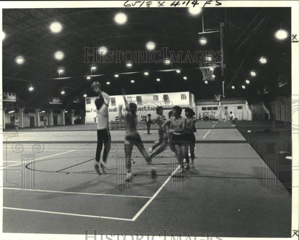 1979 Press Photo Basketball Players During Game At Loyola Field House 1979-press-photo-basketball-players-during-game-at-loyola-field-house