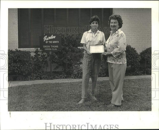 1986 Press Photo Kay Lozes honored by Marie Castillon- Green Thumb Garden Club - Historic Images
