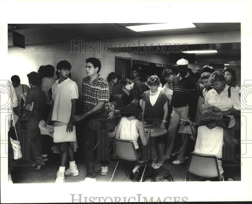 1986 Press Photo Students registering at Loyola University&#39;s Dana Center - Historic Images