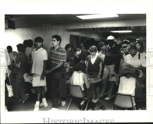 1986 Press Photo Students registering at Loyola University's Dana Center - Historic Images