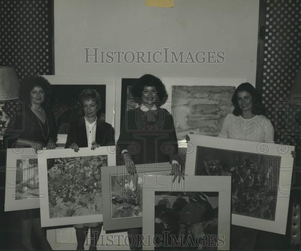 1986 Press Photo Louisiana Watercolor Society members holding paintings - Historic Images