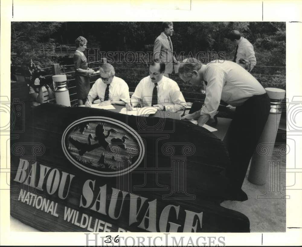 1990 Press Photo Group at signing ceremony at Louisiana Nature center - Historic Images