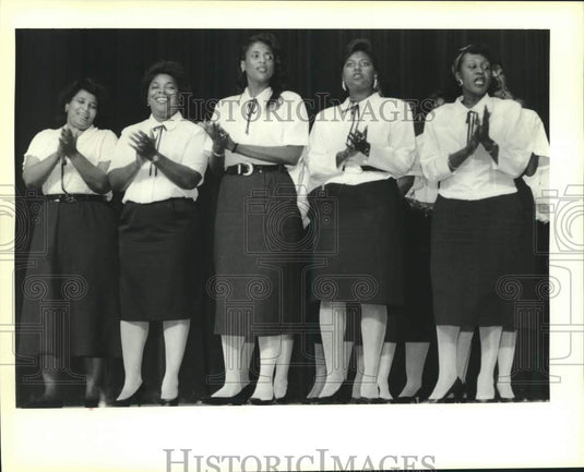 1989 Press Photo Members- Macedonia Baptist Church performs at We Care Help Fair - Historic Images
