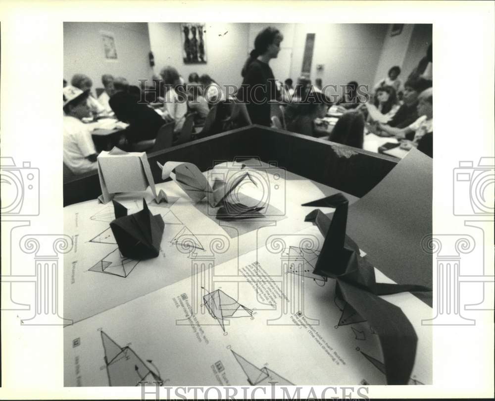 1994 Press Photo Origami Workshop for Children at Algiers Regional Library - Historic Images