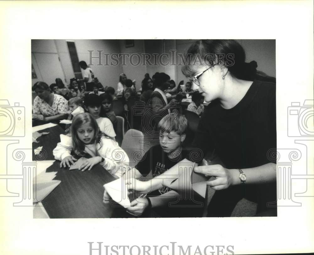 1994 Press Photo Kathy Ludwig at Origami Workshop for Children-Algiers Library - Historic Images