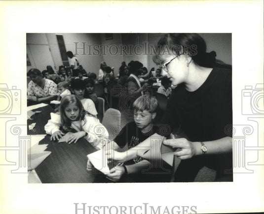 1994 Press Photo Kathy Ludwig at Origami Workshop for Children-Algiers Library - Historic Images