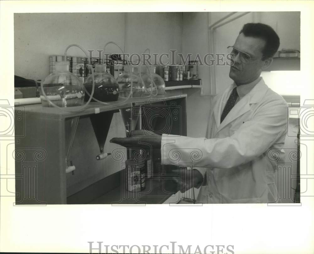 1989 Press Photo Harold Loyacano, Lab director of Environmental Enterprises - Historic Images