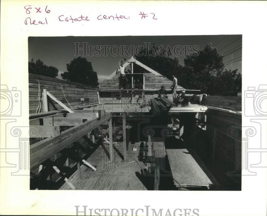1989 Press Photo A crew from M and W Construction working- Log Home in Chalmette - Historic Images