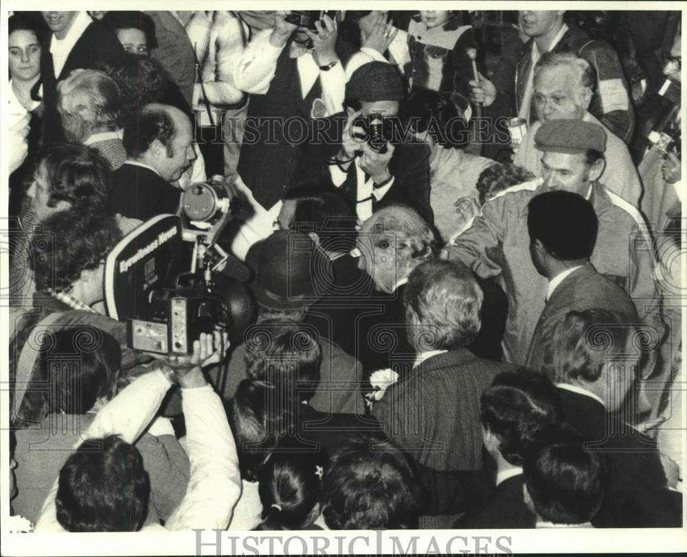 1979 Press Photo Jack Lynch, Prime Minister of Ireland escorted thru the crowd - Historic Images