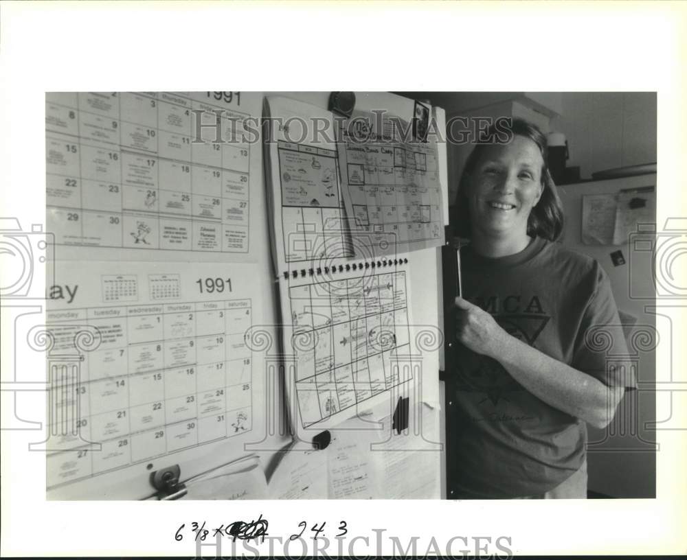 1991 Press Photo Linda Macaluso Stays Organized With Kids Schedules On Fridge - Historic Images