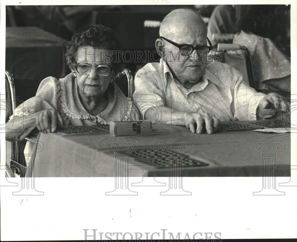 1986 Press Photo Marie &amp; William Wilkenson, Married 73 Years, Playing Bingo - Historic Images