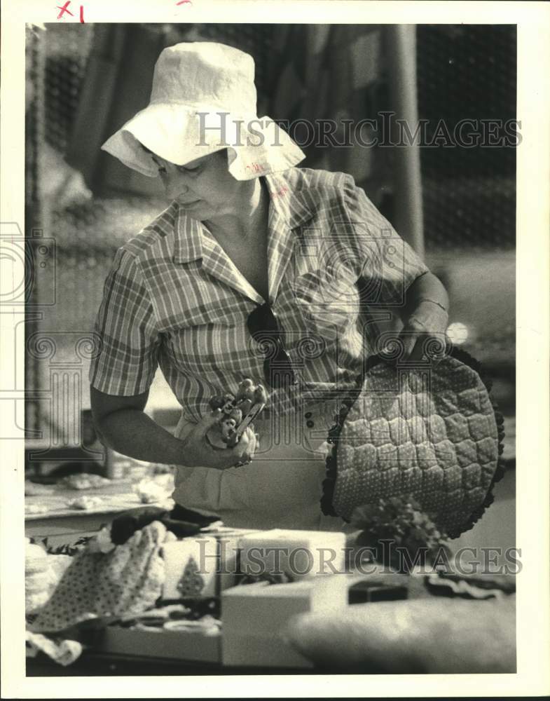 1988 Press Photo B.L. Jarboe at Lutheran Social Services October Fair Boutique - Historic Images