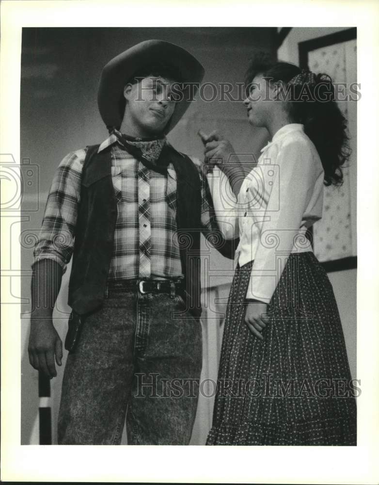 1990 Press Photo Jason Bland &amp; Shelby Herbert in Lutcher High School- &quot;Oklahoma&quot; - Historic Images