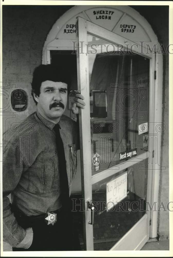 1989 Press Photo Lynchburg, TN-Moore County Sheriff Mark Logan outside Jail - Historic Images