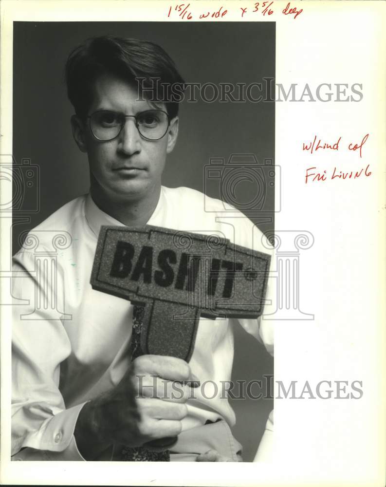 1989 Press Photo Jost Lunstroth, with his &quot;Bash It&quot; foam rubber hammer - Historic Images