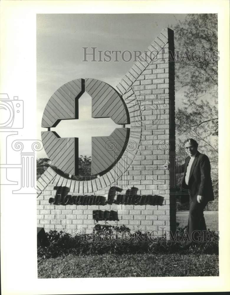 1988 Press Photo Pastor Arnon Lundborg at the Hosanna Lutheran Church - Historic Images