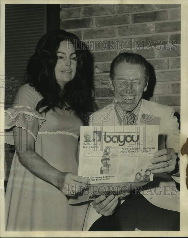 1972 Press Photo Branda Maitland and Fred Greer look over newspaper - nob73449 - Historic Images