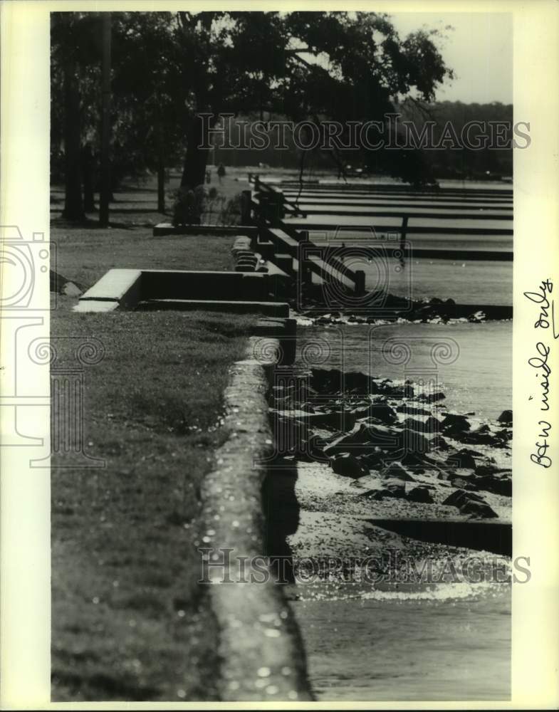 1988 Press Photo Mandeville Lakefront, Mandeville Seawall - Historic Images