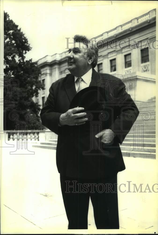 1989 Press Photo West Virginia State Treasurer A. James Manchin outside Capitol - Historic Images