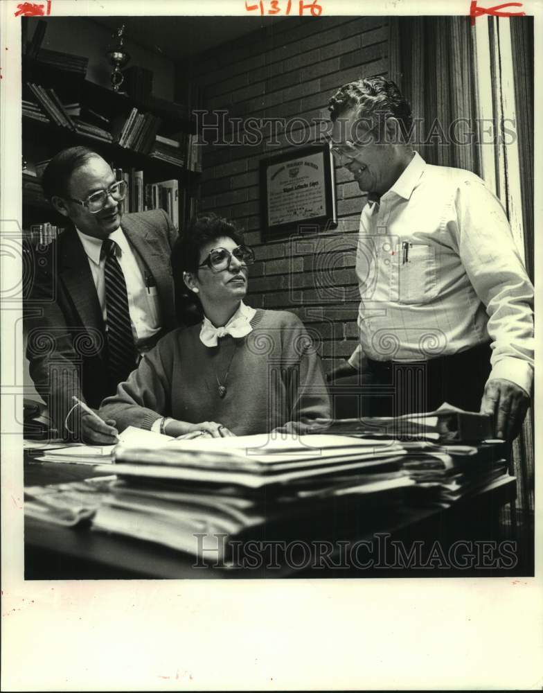 1987 Press Photo Rev. Miguel Olmedo and others discuss ministerial techniques - Historic Images