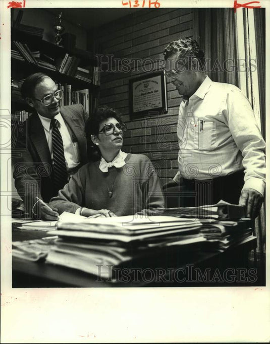 1987 Press Photo Rev. Miguel Olmedo and others discuss ministerial techniques - Historic Images