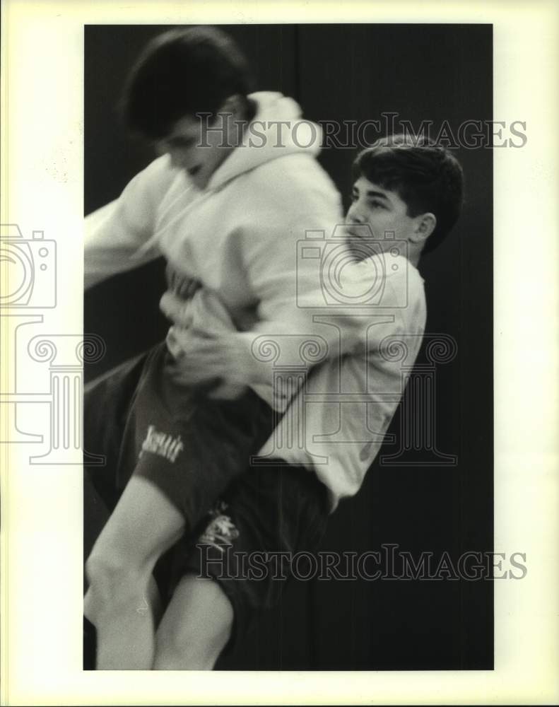 1995 Press Photo Scott Maestri picks up wrestling partner David Reinhardt - Historic Images