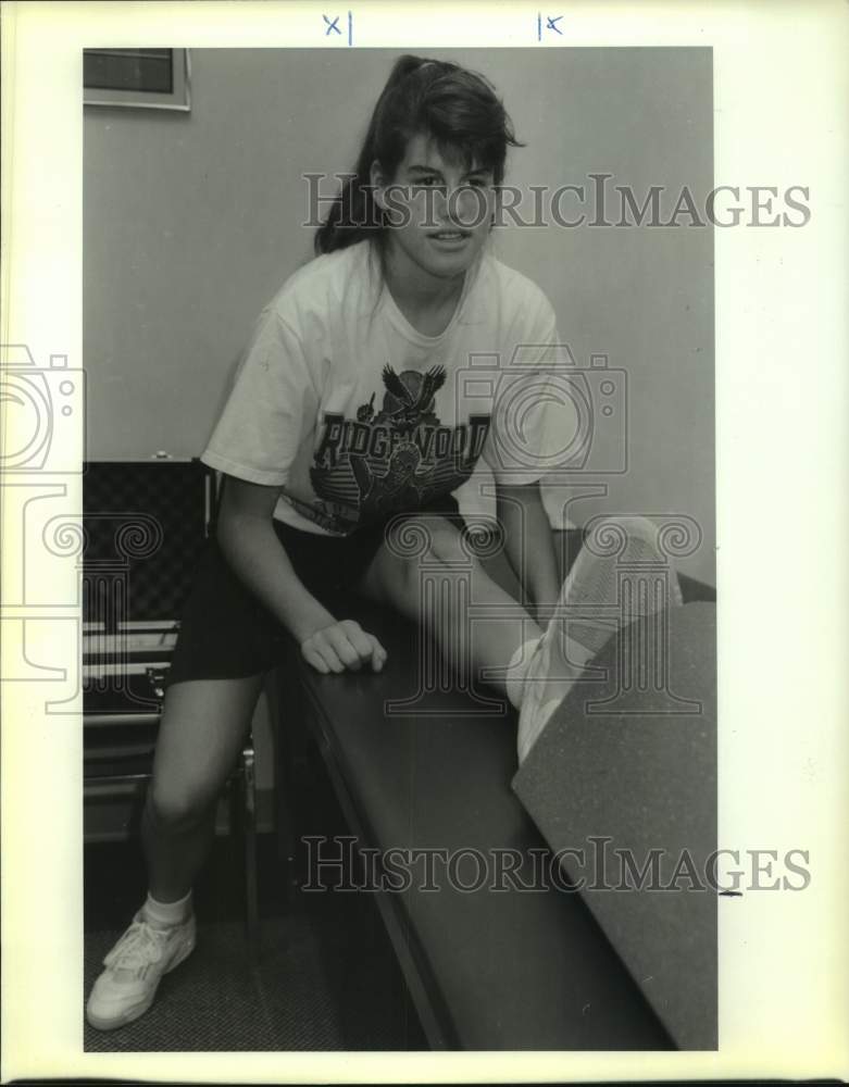 1991 Press Photo Mary Ann Marino going to therapy at Metro Physical Theraphy - Historic Images