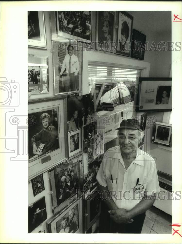 1992 Press Photo Joe Mancuso, with his Wall of Fame photos of celebrities - Historic Images