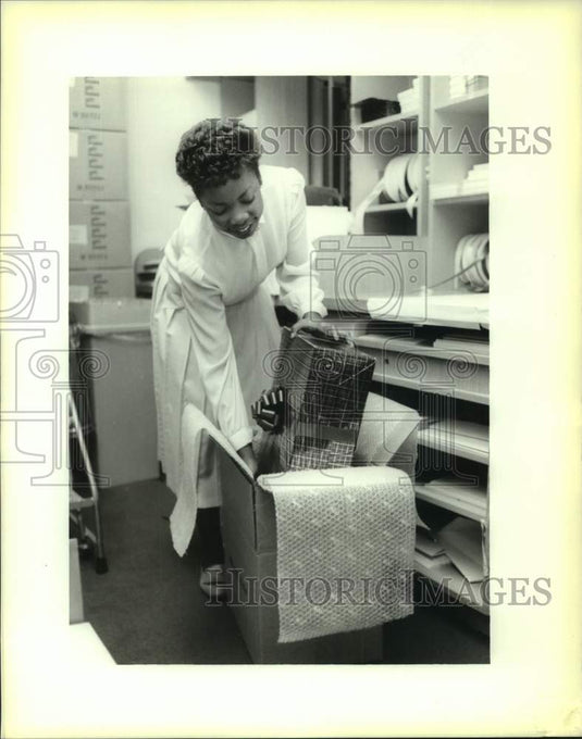 1988 Press Photo Elanda Banks boxing Christmas presents at Maison Blanche Store - Historic Images