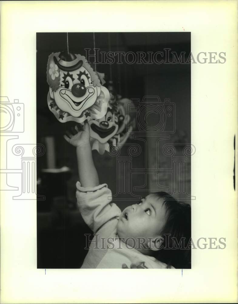 1989 Press Photo Melissa Suazo at the Loyola University Child Care Center. - Historic Images