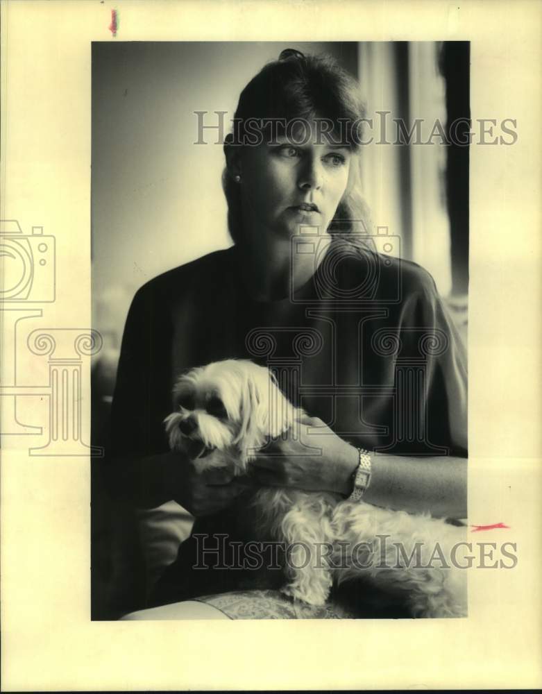 1990 Press Photo Sandra Mann with her dog Mikey at her uptown home - Historic Images