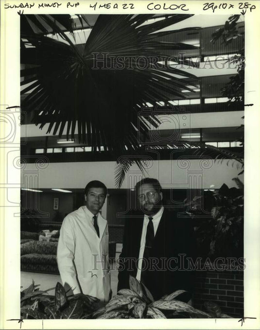 1994 Press Photo Dr Douglas Swift & Jeff Lehrich in the lobby of the Brent House - Historic Images
