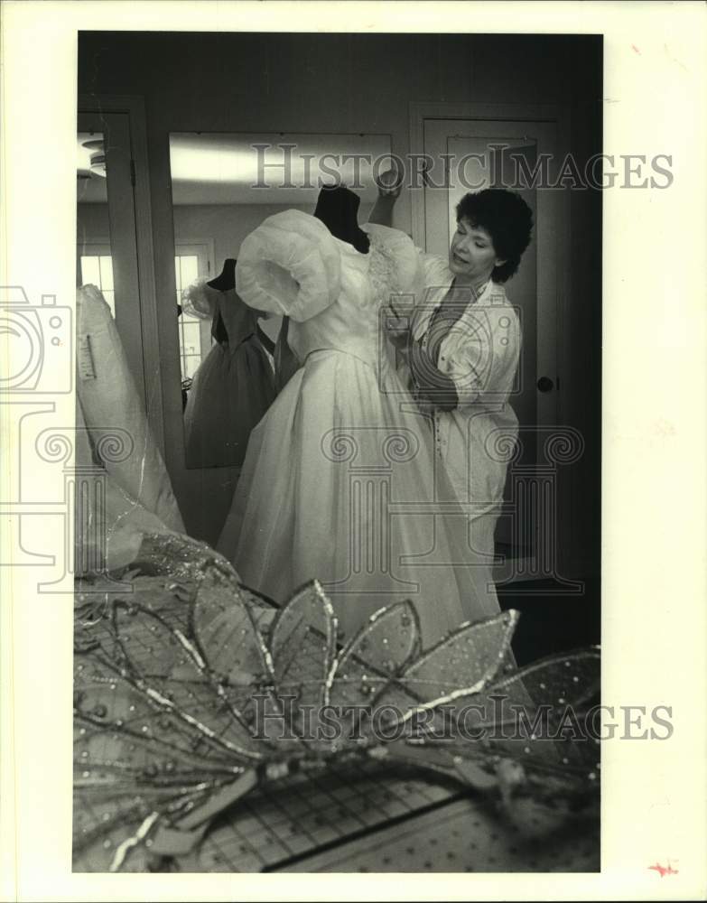 1987 Press Photo Costumer Diore Makofsky Fluffs A Dress - Historic Images