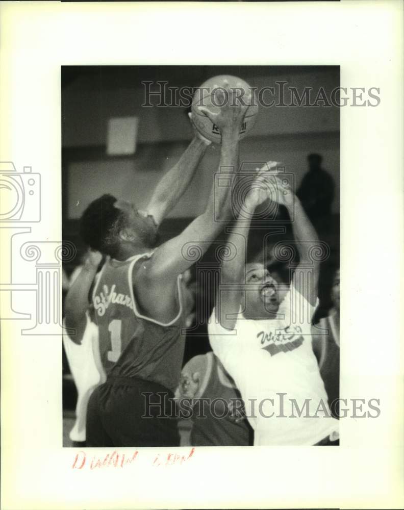 1993 Press Photo St. Charles Stalions Dwain Leon retrieves a rebound - Historic Images