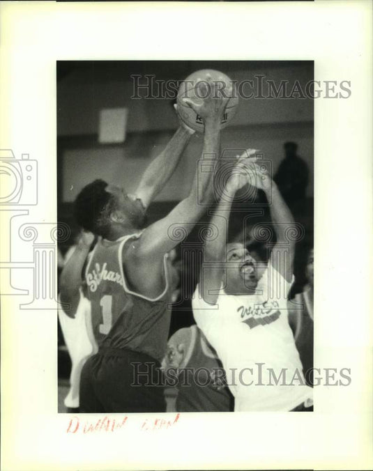 1993 Press Photo St. Charles Stalions Dwain Leon retrieves a rebound - Historic Images