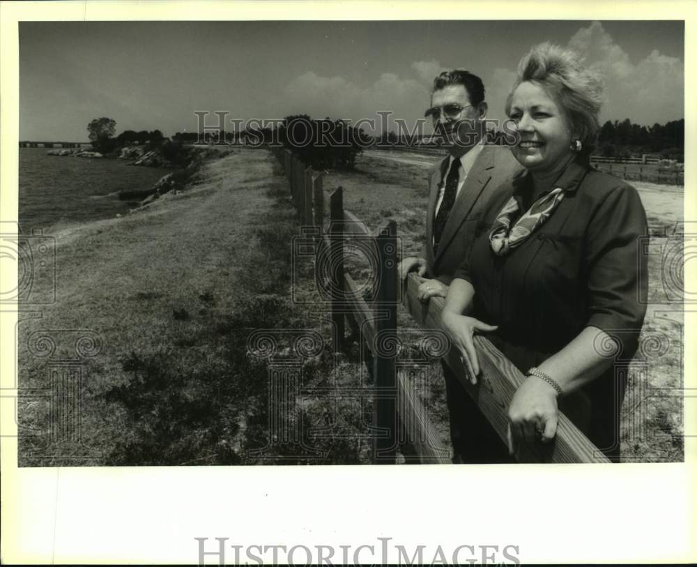 1990 Press Photo Teacher And Mayor Stand At Site Of New Park In Mandeville - Historic Images