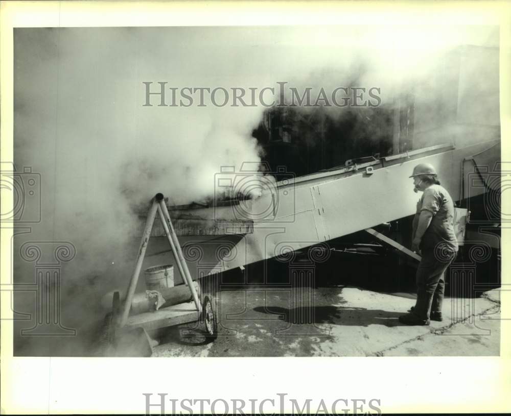 1989 Press Photo Norman Scissons Of Marine Shale Processors Checks Slag Exit - Historic Images